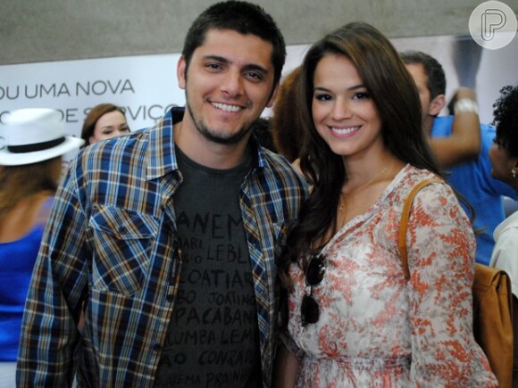 André (Bruno Gissoni) garante a Luiza (Bruna Marquezine) que não esconde que é filho de Dulce (Lica Oliveira) por racismo, na novela 'Em Família', em 21 de fevereiro de 2014