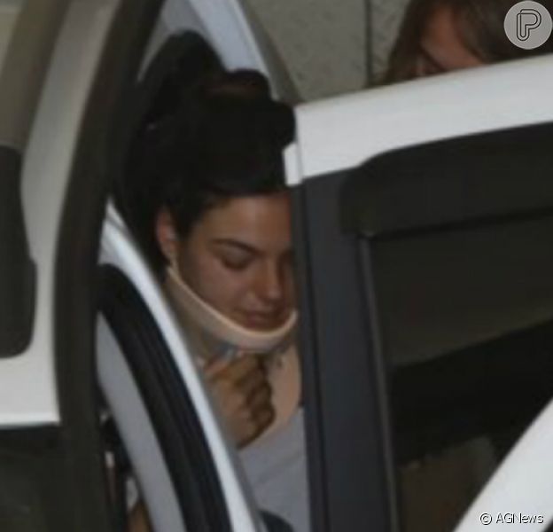 Isis Valverde passa por bateria de exames e troca colar cervical em hospital do Rio, em 21 de fevereiro de 2014