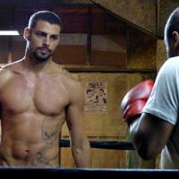 Sem camisa, Cauã Reymond vive ex-policial e pratica boxe em 'O Caçador'
