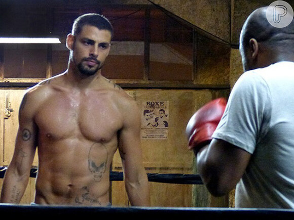 Cauã Reymond faz aulas de boxe para atuar na série 'O Caçador' (21 de fevereiro de 2014)