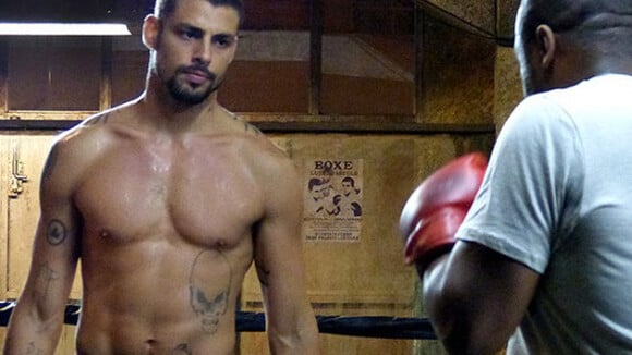 Sem camisa, Cauã Reymond vive ex-policial e pratica boxe em 'O Caçador'