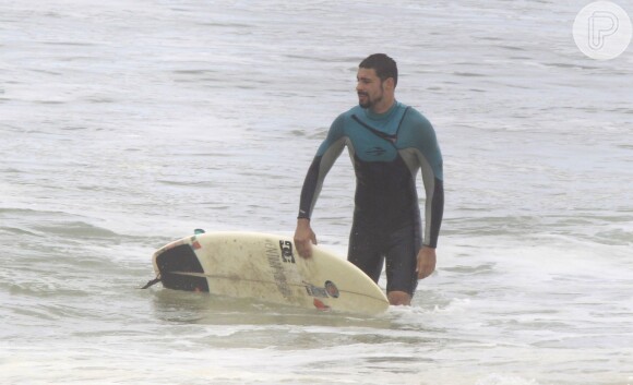 Cauã Reymond costuma surfar na praia da Barra da Tijuca, no Rio