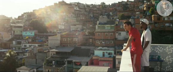 O ator aparece como o chefe do tráfico do Complexo do Alemão, favela do Rio de Janeiro, que foi pacificada em novembro de 2010
