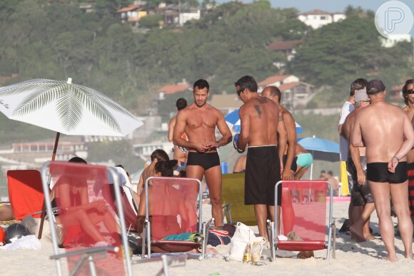 Malvino Salvador e Kyra Gracie curtem praia no Rio de Janeiro