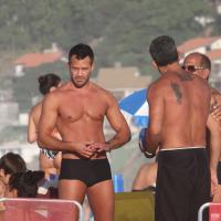 Malvino Salvador vai à praia do Rio com a namorada grávida, Kyra Gracie
