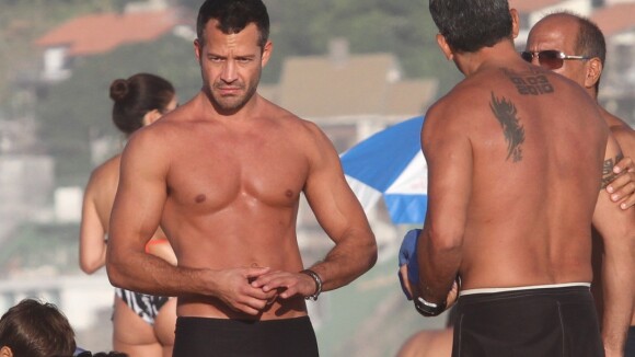 Malvino Salvador vai à praia do Rio com a namorada grávida, Kyra Gracie