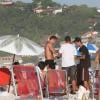 Malvino Salvador aproveita praia em final de tarde no Rio de Janeiro ao lado da namorada, Kyra Gracie, e amigos