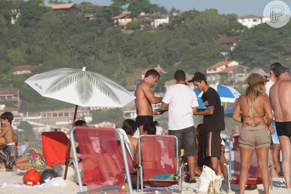 Malvino Salvador aproveita praia em final de tarde no Rio de Janeiro ao lado da namorada, Kyra Gracie, e amigos