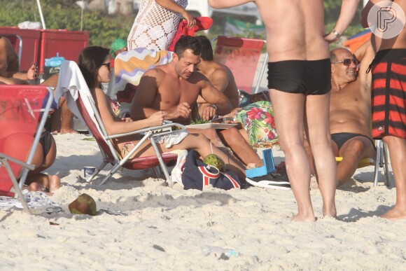 Grávida de um mês de Malvino Salvador, Kyra Gracie curte sol com o ator em praia do Rio de Janeiro