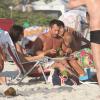 Ator Malvino Salvador foi à praia da Barra da Tijuca com a namorada Kyra Gracie, grávida de um mês