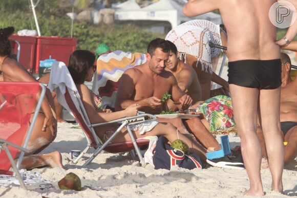 Ator Malvino Salvador foi à praia da Barra da Tijuca com a namorada Kyra Gracie, grávida de um mês
