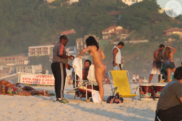Kyra Gracie exibe barriguinha da gravidez de um mês em dia de praia ao lado de Malvino Salvador no Rio