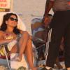 Kyra Gracie exibe barriguinha da gravidez de um mês em dia de praia ao lado de Malvino Salvador no Rio