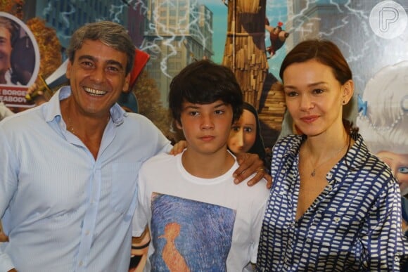 Alexandre Borges posa com a família, a mulher Julia Lemmertz, e o filho, Miguel, em pré-estreia de filme de animação, no qual é um dos dubladores