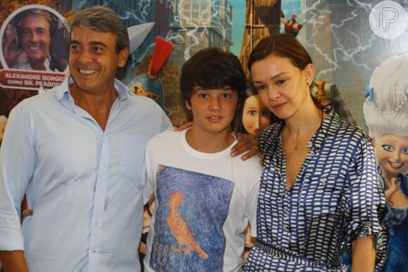Alexandre Borges  comemora aniversário com Julia Lemmertz e o filho, no Rio de Janeiro, em pré-estreia de filme de animação