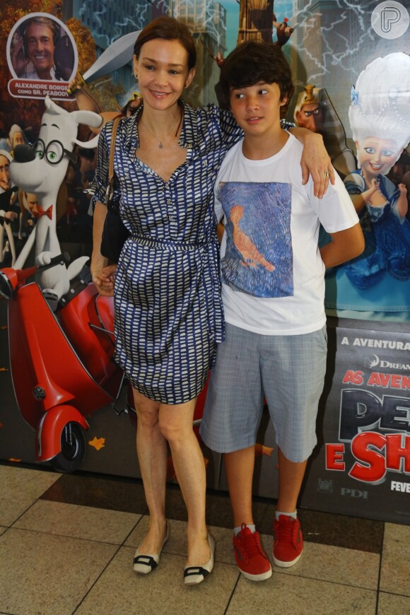 Julia Lemmertz posa com filho, Miguel, em dia de comemoração do aniversário de Alexandre Borges, no Rio