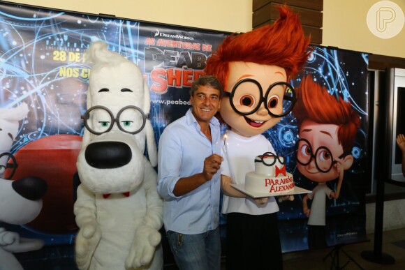 Alexandre Borges ganha bolo de aniversário e é recebido com festa pré-estreia de filme de animação, no Rio, no qual é um dos dubladores