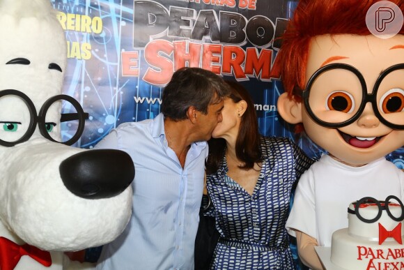 Alexandre Borges comemora aniversário no Rio de Janeiro aos beijos com Julia Lemmertz; casal esteve em pré-estreia de filme de animação, no qual Alexandre é um dos dubladores