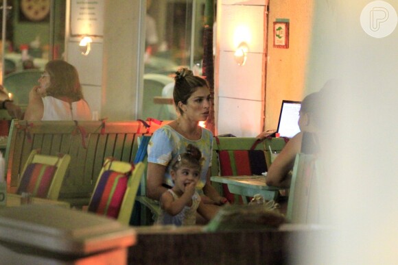 Grazi Massafera janta com algumas amigas em restaurante carioca e leva a filha, Sofia, com ela