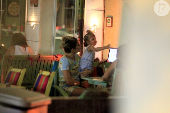 Grazi Massafera segura Sofia no colo durante jantar com amigas, no Rio