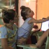 Grazi Massafera janta com a filha, Sofia, e algumas amigas, em restaurante da Barra da Tijuca, na Zona Oeste do Rio, em 24 de fevereiro de 2014