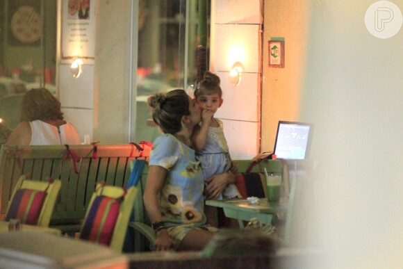 Grazi Massafera beija a filha, Sofia, em restaurante da Barra da Tijuca, na Zona Oeste do Rio de Janeiro (24 de fevereiro de 2014)