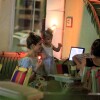 Grazi Massafera janta com a filha, Sofia, e algumas amigas, em restaurante da Barra da Tijuca, na Zona Oeste do Rio, em 24 de fevereiro de 2014