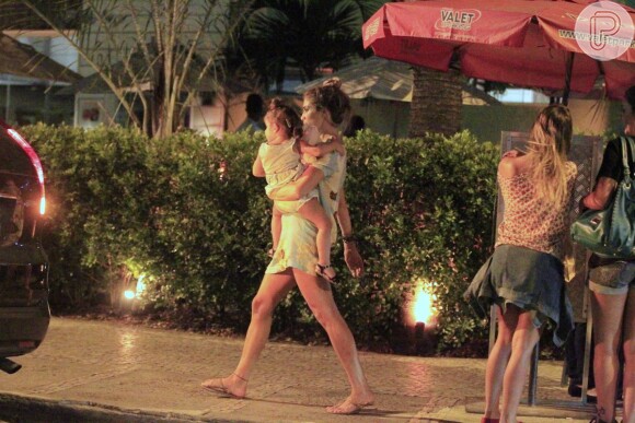 Grazi Massafera janta com a filha, Sofia, e algumas amigas, em restaurante da Barra da Tijuca, na Zona Oeste do Rio, em 24 de fevereiro de 2014