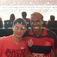 Vinícius Romão festeja vitória do Flamengo no Maracanã no dia em que foi solto