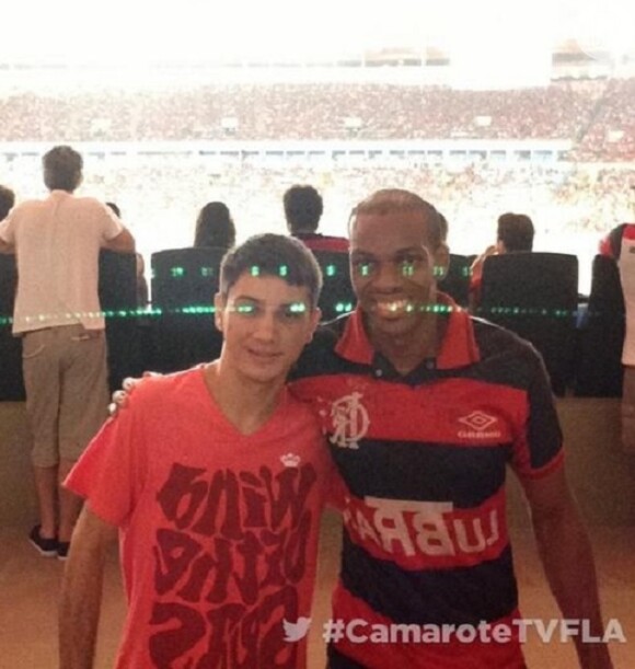 Vinícius Romão assiste vitória do Flamengo no Maracanã no dia que foi solto, em 26 de fevereiro de 2014
