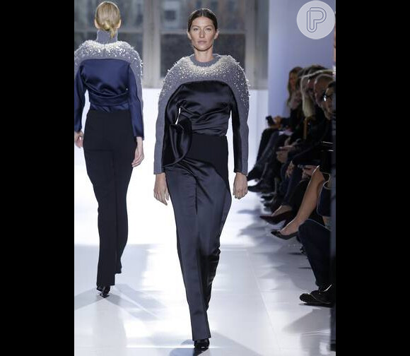 Gisele Bündchen retorna às passarelas da semana de moda de Paris pela Balenciaga