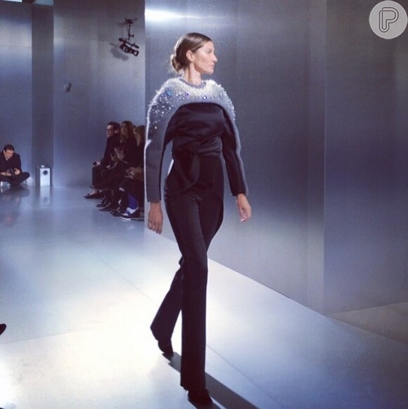 Gisele Bündchen desfilando pela Balenciaga na semana de moda de Paris