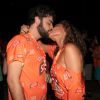 Roberta Almeida beija o músico Tom Zignal