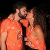 Roberta Almeida beija o namorado, o músico Tom Zignal