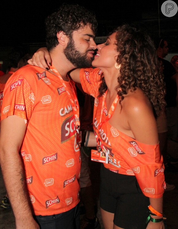 Roberta Almeida beija o namorado, o músico Tom Zignal