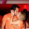 Carla Diaz troca beijos apaixonados com o namorado, Felipe Lombardi