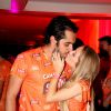 Carla Diaz e o namorado, Felipe Lombardi, curtem o primeiro dia de Carnaval em Salvador aos beijos