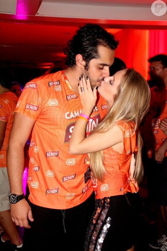 Carla Diaz e o namorado, Felipe Lombardi, curtem o primeiro dia de Carnaval em Salvador aos beijos