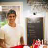 Cadu (Reynaldo Gianecchini) precisa de dinheiro para abrir o seu restaurante, na novela 'Em Família'