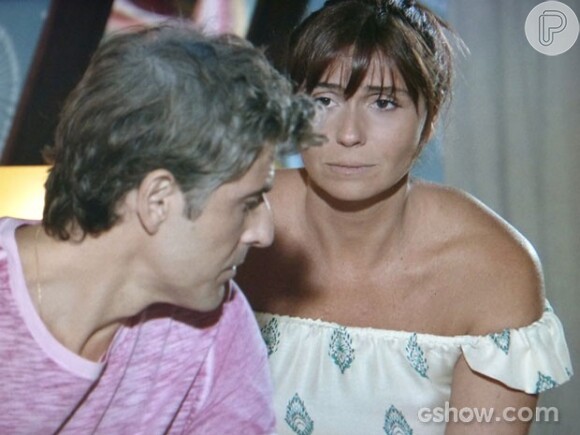 Cadu (Reynaldo Gianecchini) sente ciúmes de Clara (Giovanna Antonelli), na novela 'Em Família'
