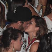 Fernanda Paes Leme beija muito em show de Thiaguinho, no Carnaval de Salvador