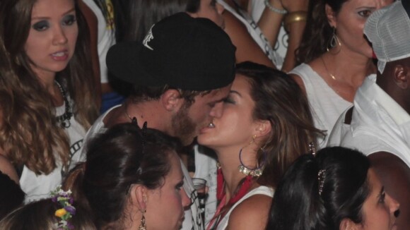 Fernanda Paes Leme beija muito em show de Thiaguinho, no Carnaval de Salvador