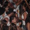 Fernanda Paes Leme beija muito rapaz durante o show do cantor Thiaguinho, no camarote do Reino, em Salvador