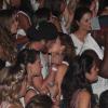 Fernanda Paes Leme beija muito rapaz durante o show do cantor Thiaguinho, no camarote do Reino, em Salvador