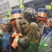 Sufoco no Carnaval: cabelo de Christiane Torloni enrosca na fantasia em desfile