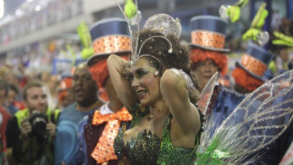 Sufoco no Carnaval: cabelo de Christiane Torloni enrosca na fantasia em desfile