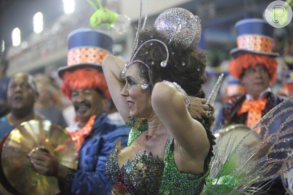 Cabelo de Christiane Torloni prende na fantasia no início do desfile da Grande Rio