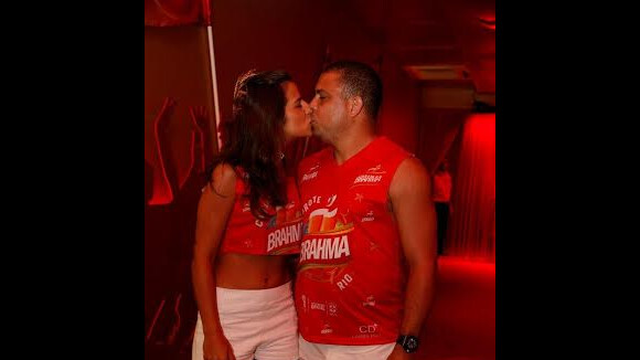 Ronaldo beija a noiva, Paula Morais, no camarote da Brahma da Marquês de Sapucaí