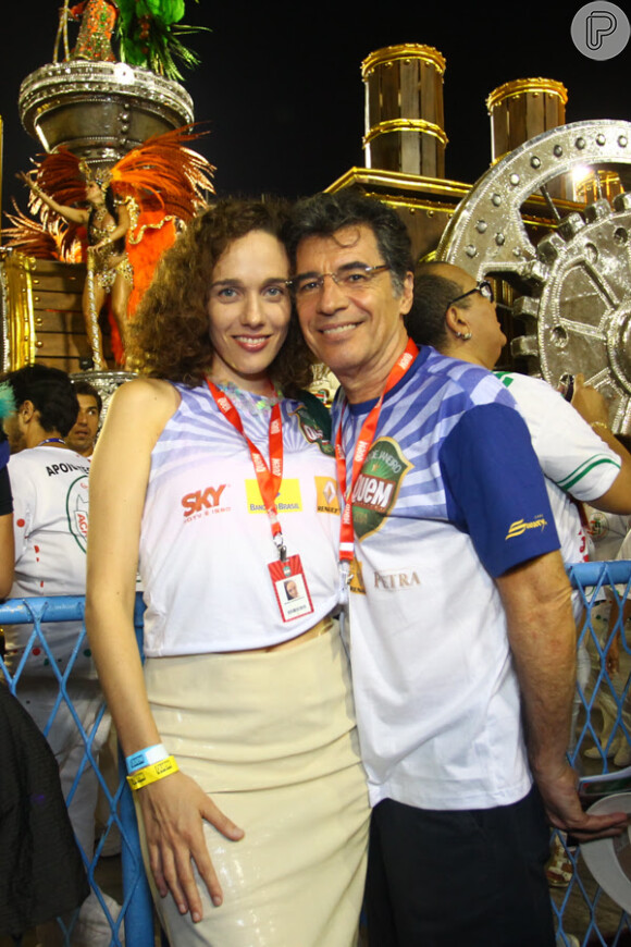 Paulo Betti e a mulher, Mana Bernardes, no camarote da revista 'Quem', na Marquês de Sapucaí, no Rio de Janeiro