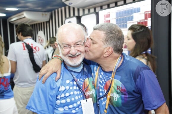 Jorge Fernando dá beijo carinhoso no  rosto do autor Sílvio de Abreu